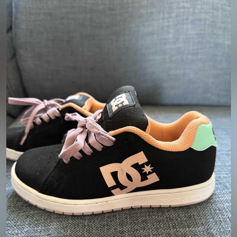 DC Kids size 6.5 purple laces DC Graveler low top‎ elastic skate shoe.